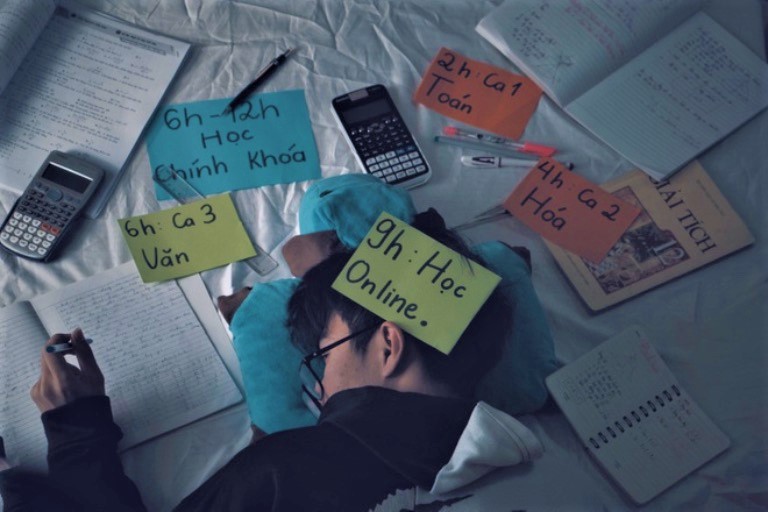 giới trẻ bị áp lực học tập quá mức với nhiều deadline và ghi chú công việc