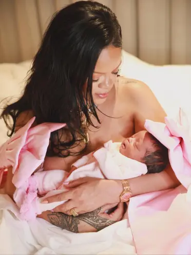 Rihanna bế con gái nhỏ hình ảnh mẹ con tình cảm