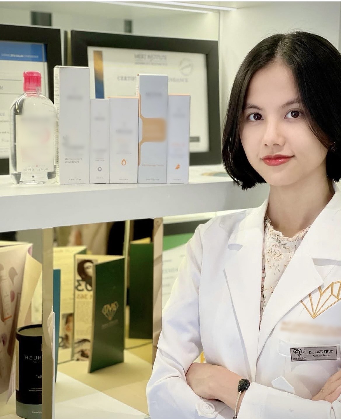 nữ bác sĩ xinh đẹp phong cách thanh lịch nữ thần mặt mộc
